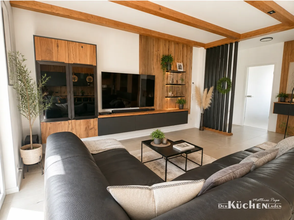Wohnbereich mit Holzschränken, Sofa und sichtbaren Deckenbalken