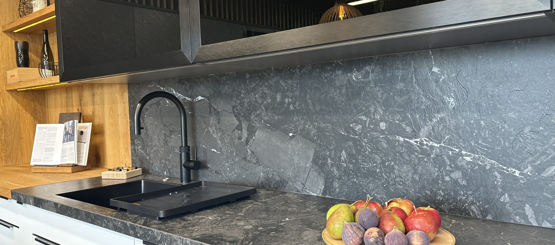 Küchenzeile Anthrazit und Holz