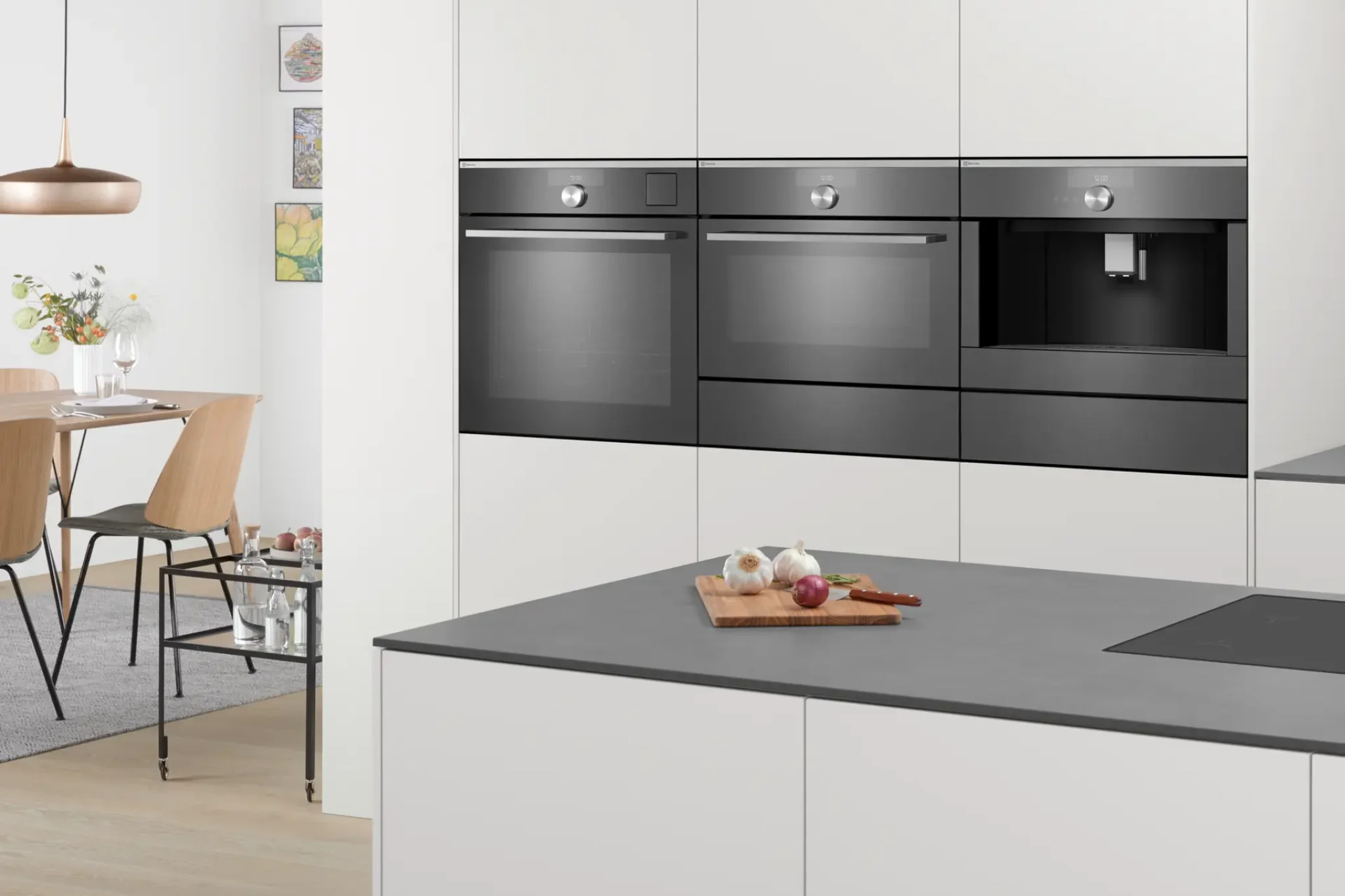 Backofen, Kompaktgerät und Kaffeevollautomat in einer weißen Hochschrankwand